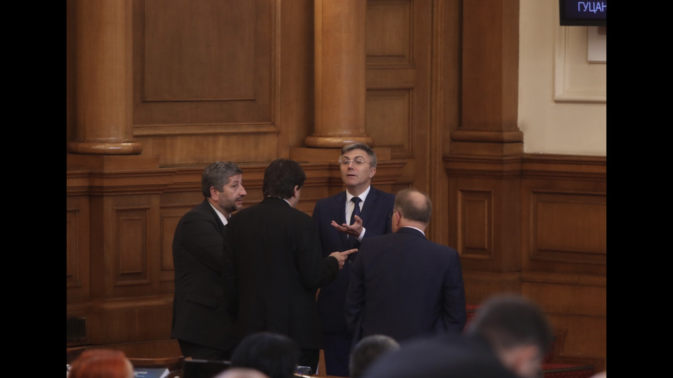 Скандал в парламента, отстраниха депутат от ПП от пленарната зала