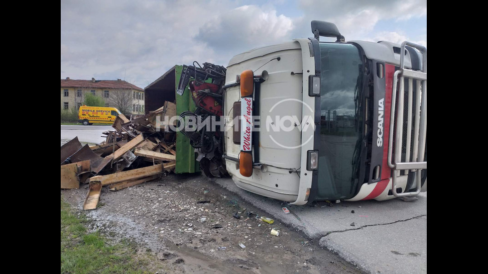 Камион с метални отпадъци се преобърна край Стара Загора