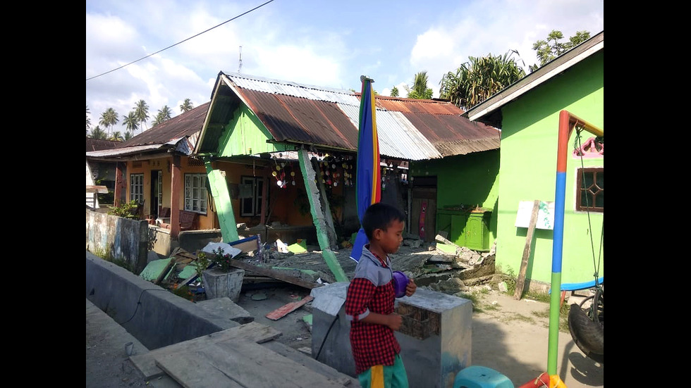 Жертвите на труса в Индонезия са повече от 380