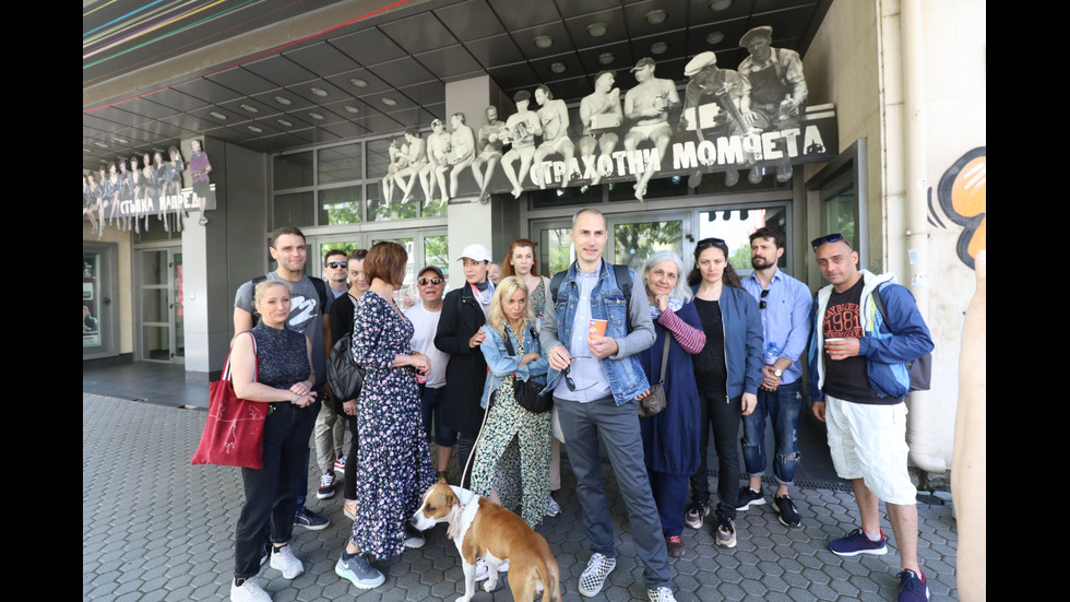 Младежкият театър в София излезе на протест