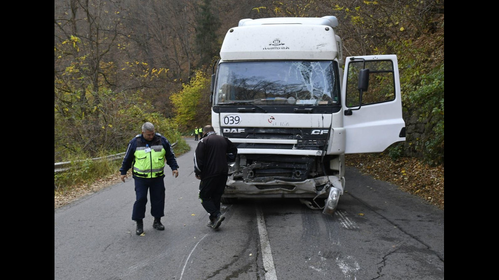 Автобус и циментовоз се удариха край Пасарел, има ранени