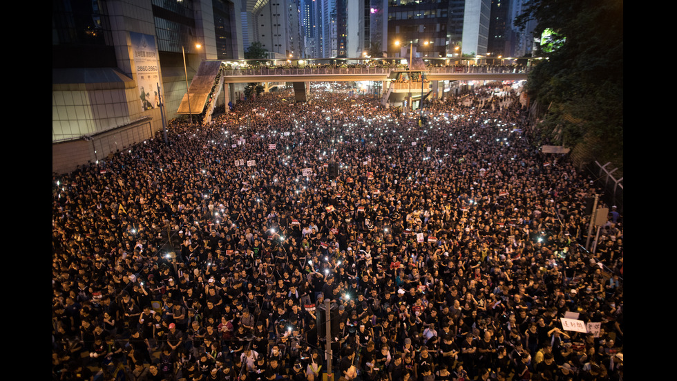 Стотици хиляди отново излязоха на протест в Хонконг