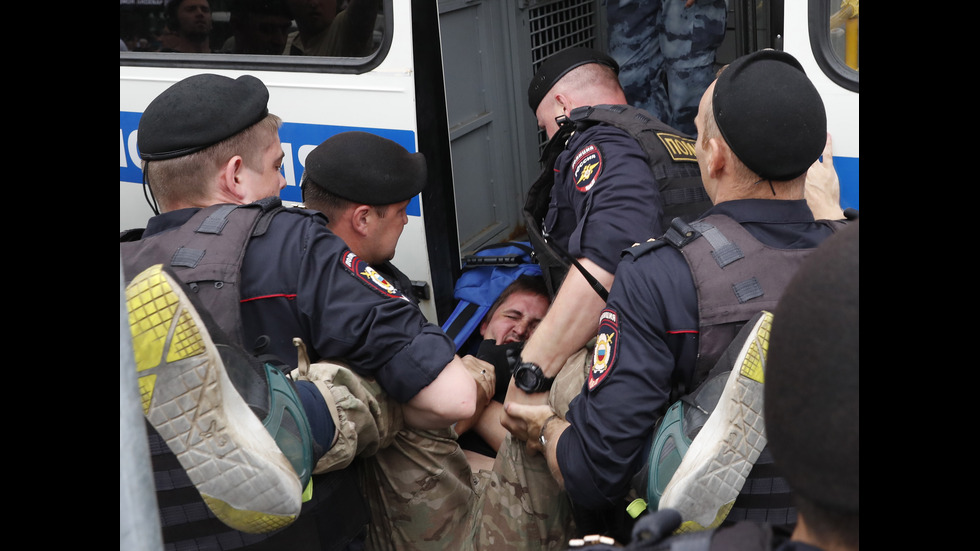 Десетки арестувани на протест в Москва