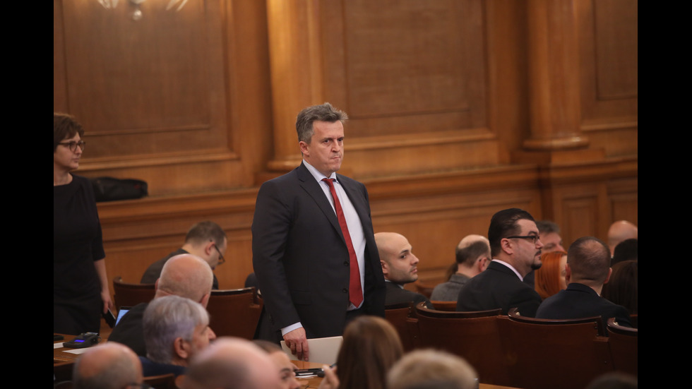 Парламентът решава дали да подкрепи проектокабинета "Габровски"