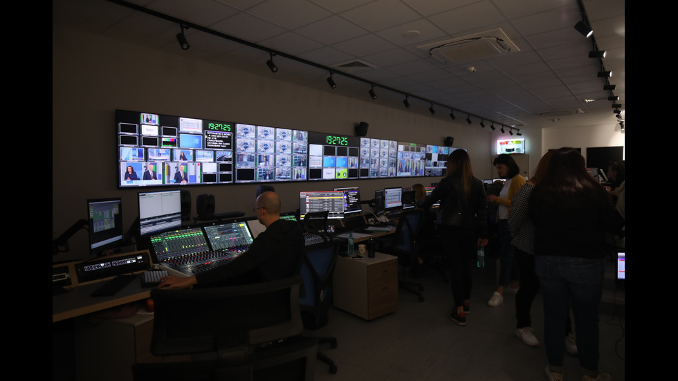 ЗАД КАДЪР: Изборният ден по NOVA В СНИМКИ