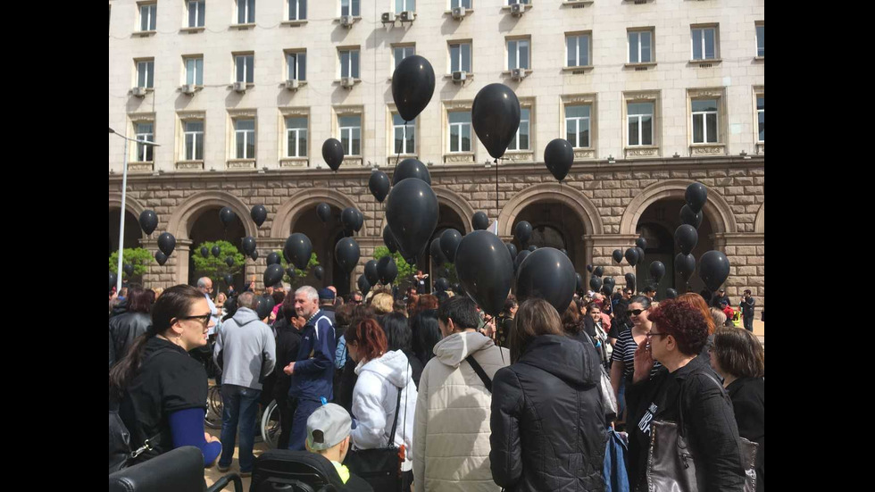 ОТНОВО ПРОТЕСТ: Майки на деца с увреждания с шествие за достоен живот