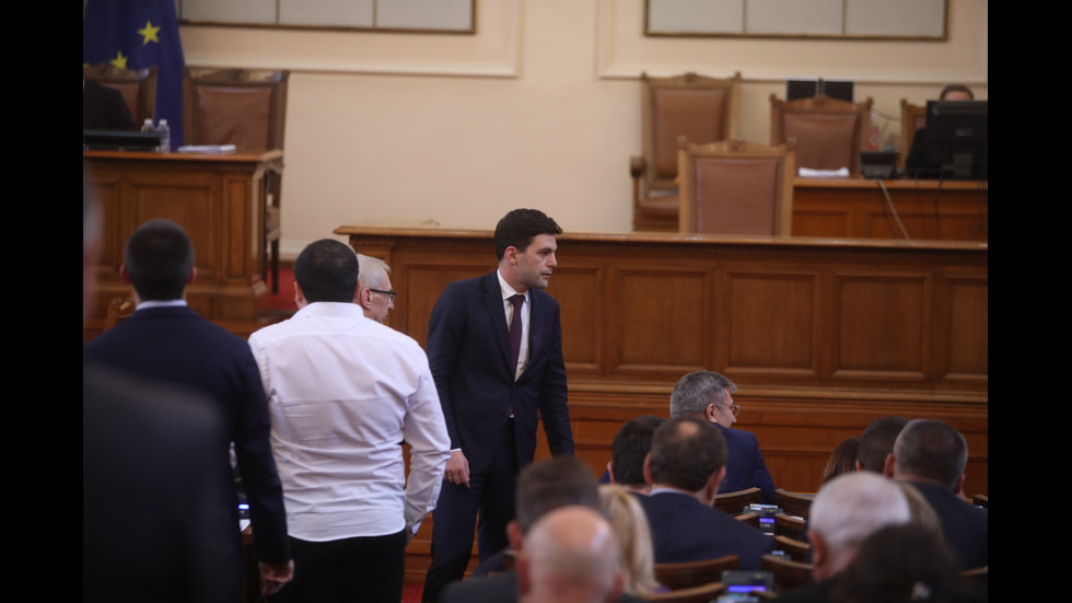 Скандал в парламента, отстраниха депутат от ПП от пленарната зала