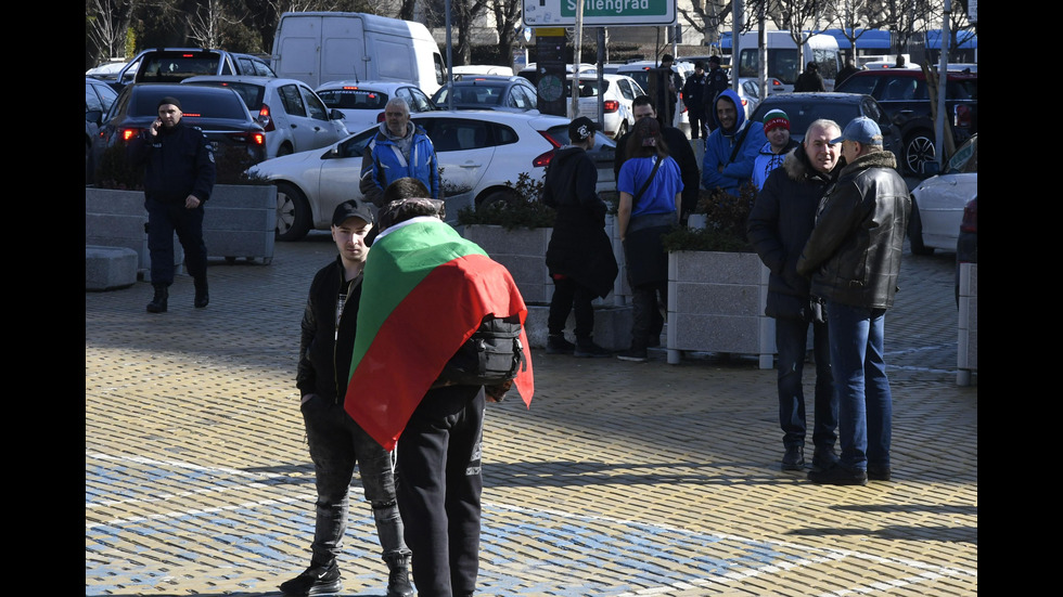 Фенове на „Левски” на протест пред парламента