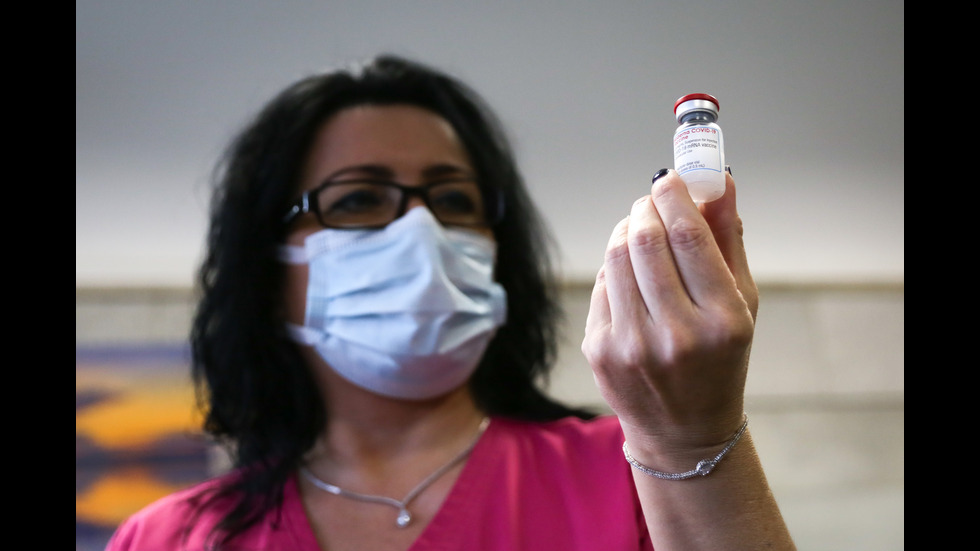 Започна имунизацията с ваксината на Moderna