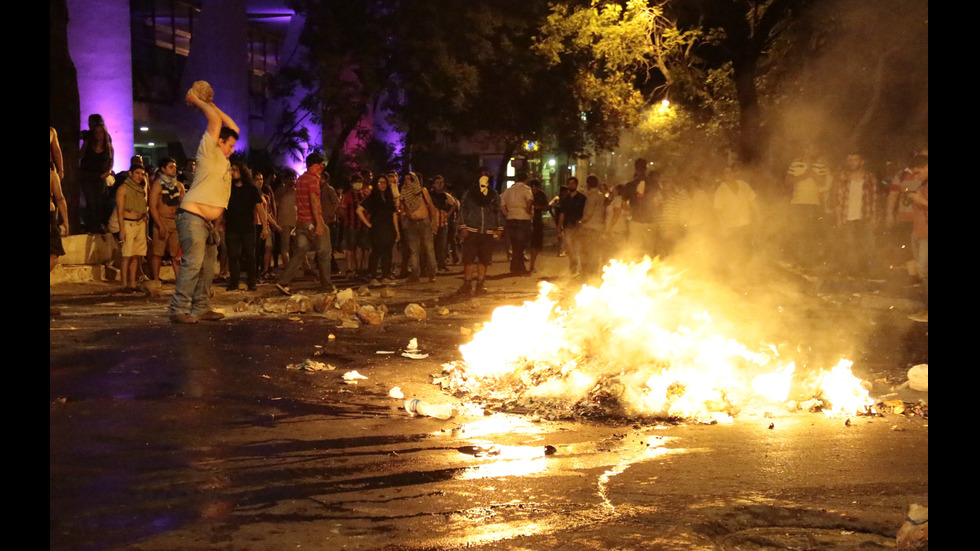 Подпалиха сградата на парламента в Парагвай при протест