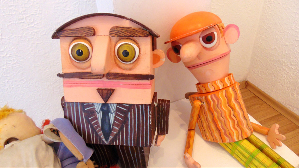 В света на куклите