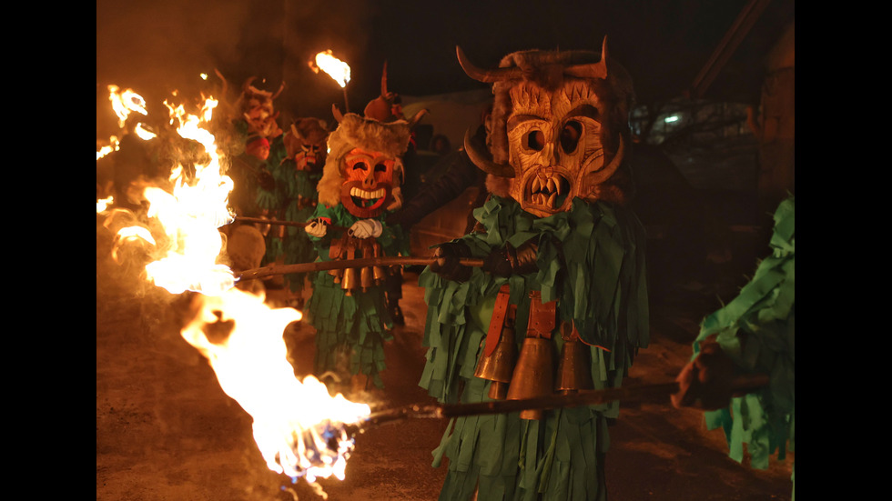 „СУРВА" 2022: Запалиха ритуалните огньове в Пернишко
