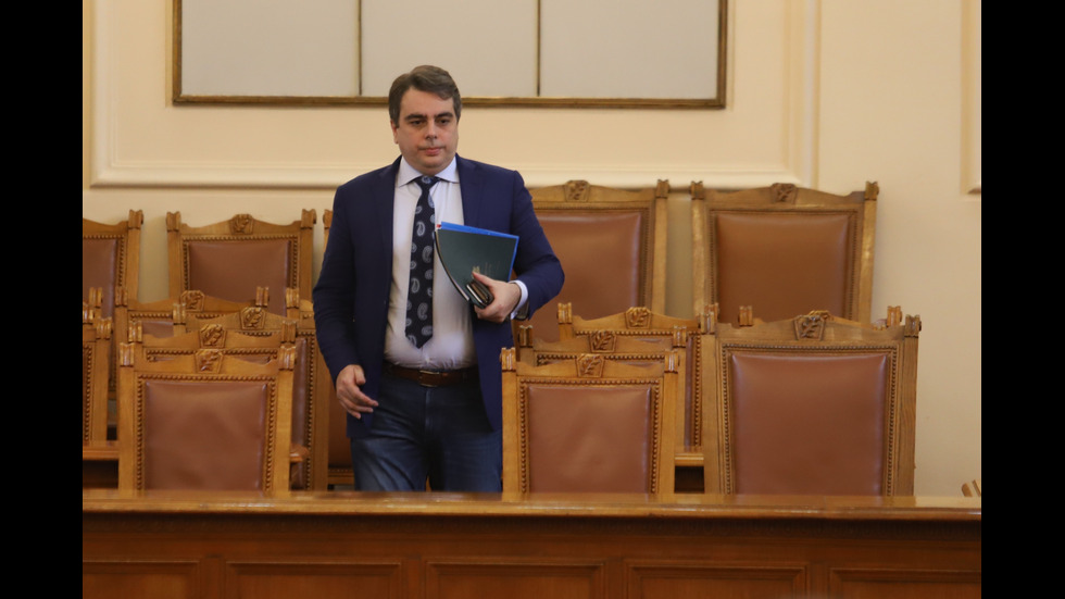 Депутатите обсъждат отстраняването на председателя на парламента