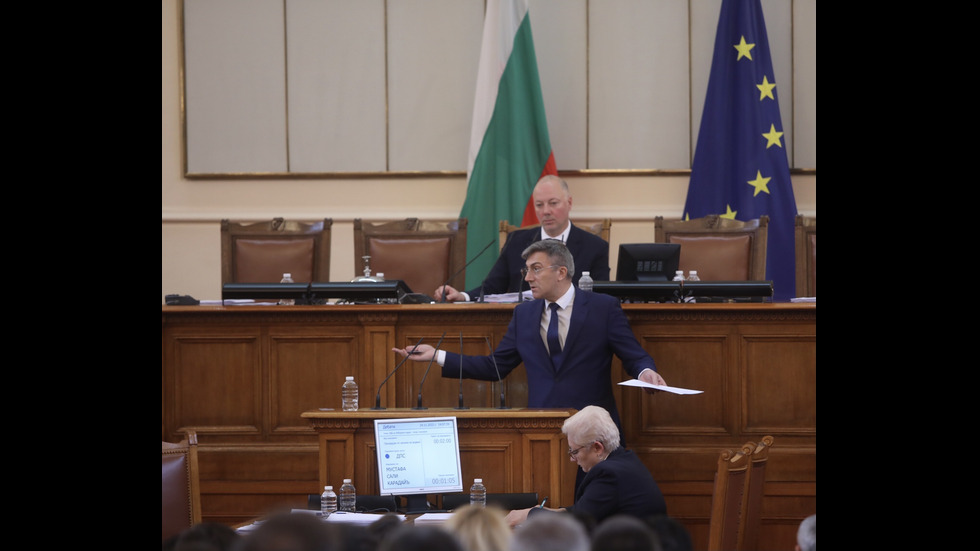 Скандал в парламента, отстраниха депутат от ПП от пленарната зала