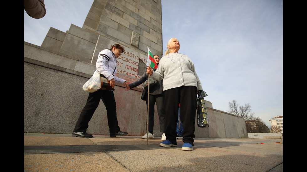 Протест в защита на Паметника на Съветската армия в София