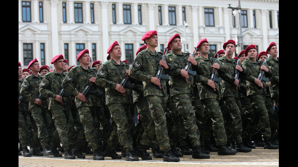 1200 военни маршируваха на военния парад в София