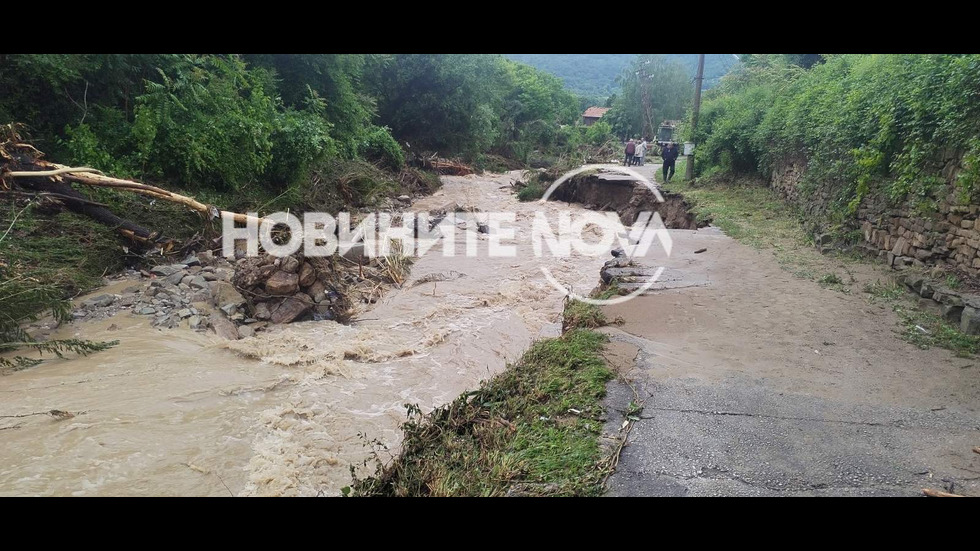 Река излезе от коритото си, наводни село Ребърково и го остави без ток и вода