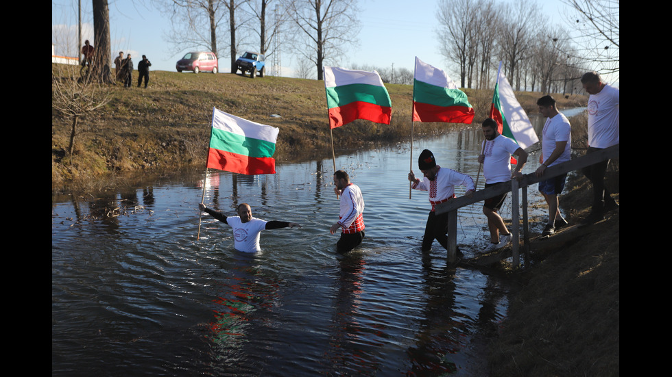 Смелчаци спасяваха Светия кръст във водоеми в цялата страна