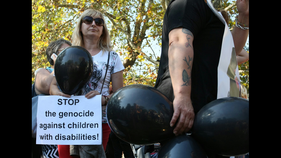 Майки на деца с увреждания протестират с черни балони