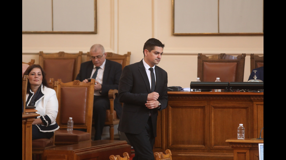 Депутатите обсъждат отстраняването на председателя на парламента