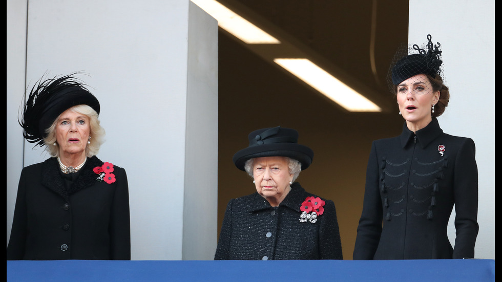 Кейт на един балкон с кралица Елизабет за Деня за възпоменание, Меган - на друг