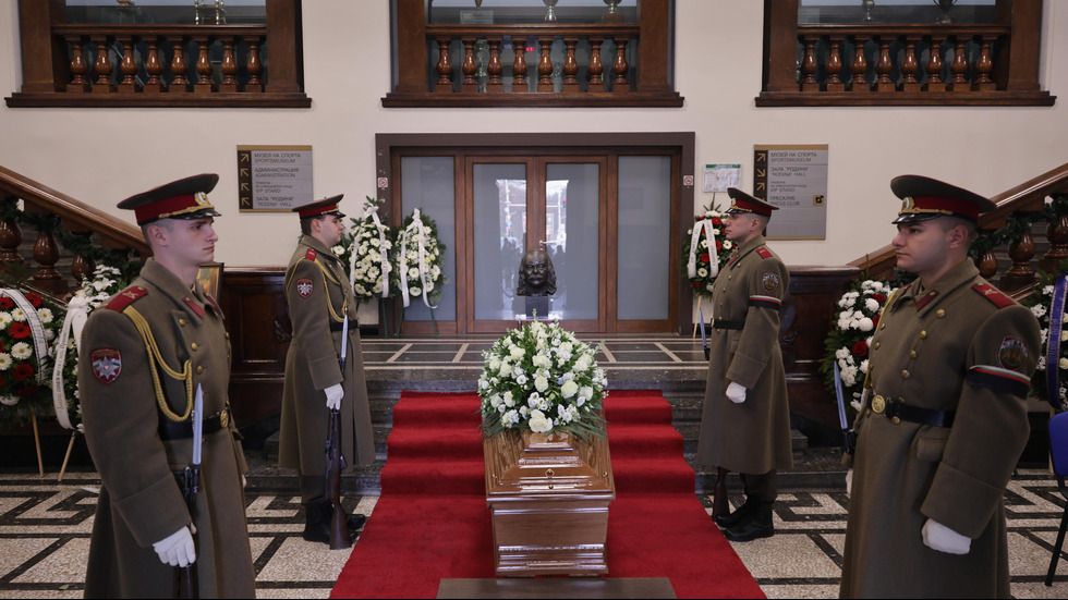 Поклонението пред Боян Радев