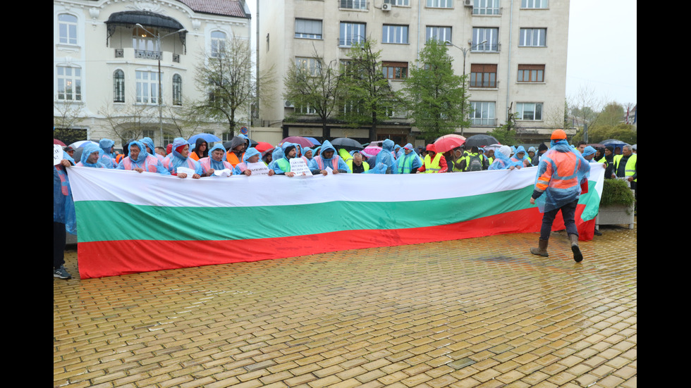 Пътните строители отново на протест, паркираха камиони пред Народното събрание