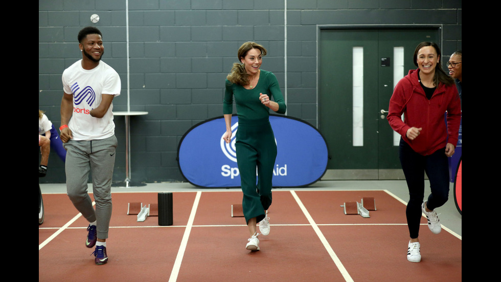 СПОРТНА И СТИЛНА: Кейт Мидълтън се състезава с атлети