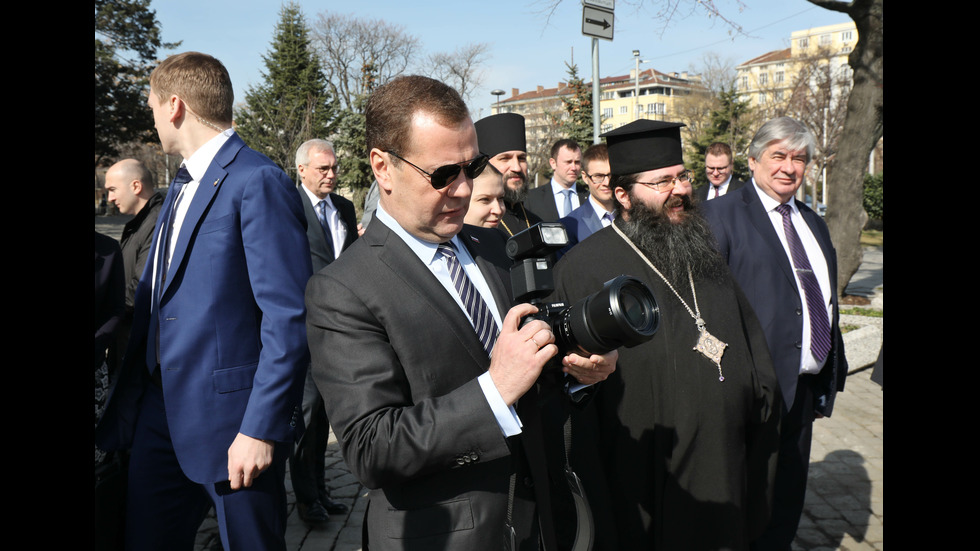 Дмитрий Медведев снима катедралния храм "Св. Александър Невски"