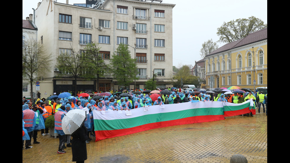 Пътните строители отново на протест, паркираха камиони пред Народното събрание