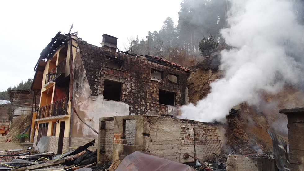 Пожар в къща обгази семейство от Якоруда