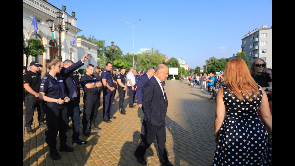 Протест в подкрепа на Никола Минчев пред НС