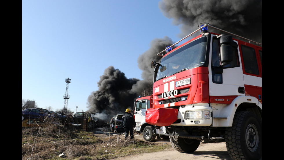 Пожар в автоморга в Хасково, горяха десетки автомобили