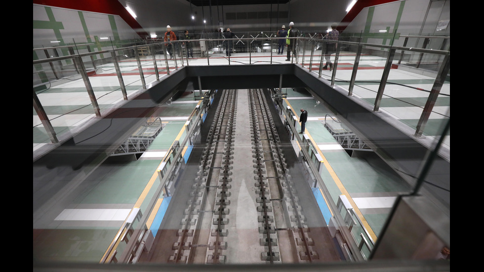 Монтират обезопасителни врати на две метростанции