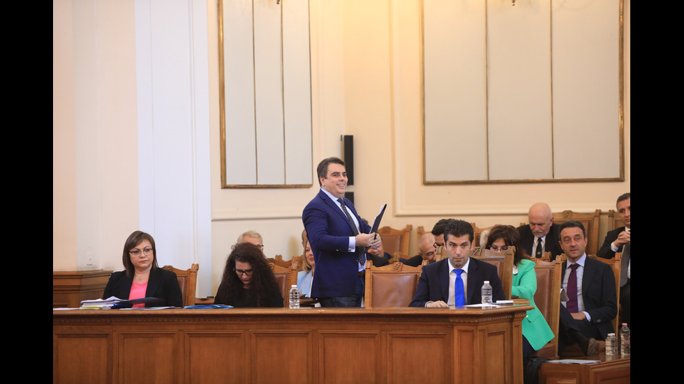 Парламентът обсъжда вота на недоверие към кабинета "Петков"
