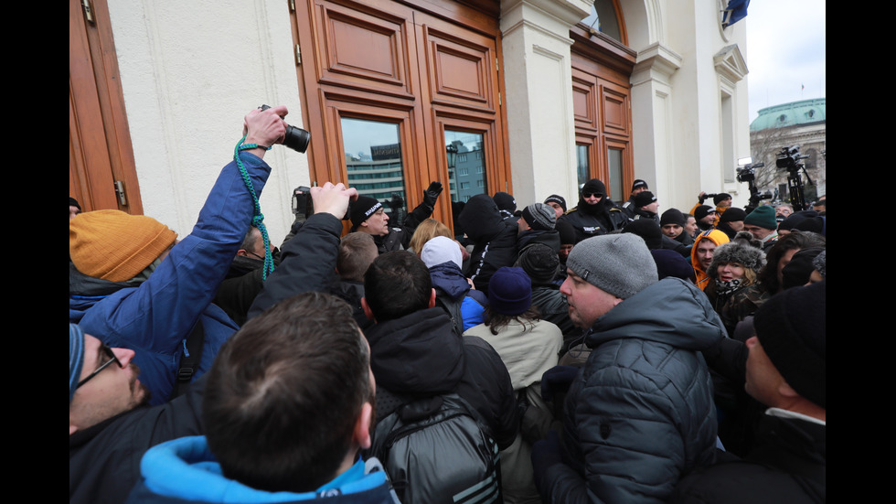 "Възраждане" организира протест срещу зеления сертификат, докараха водно оръдие пред НС