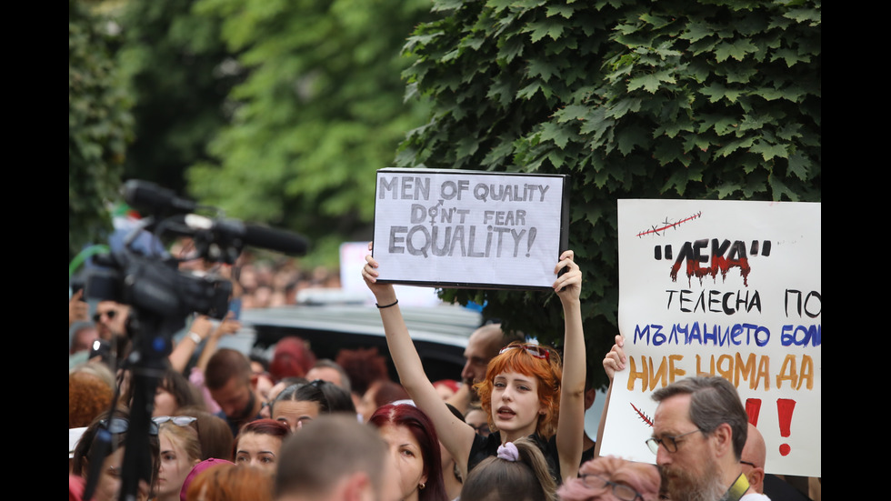 Протести в десетки градове заради жестоко малтретираното 18-годишно момиче