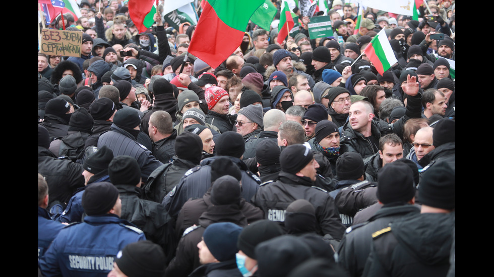 "Възраждане" организира протест срещу зеления сертификат, докараха водно оръдие пред НС