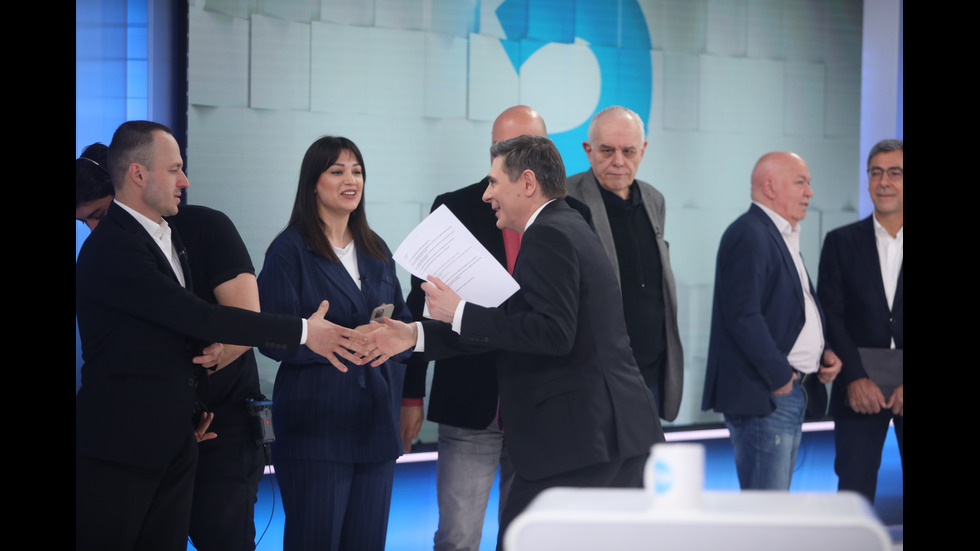 ЗАД КАДЪР: Изборният ден по NOVA В СНИМКИ