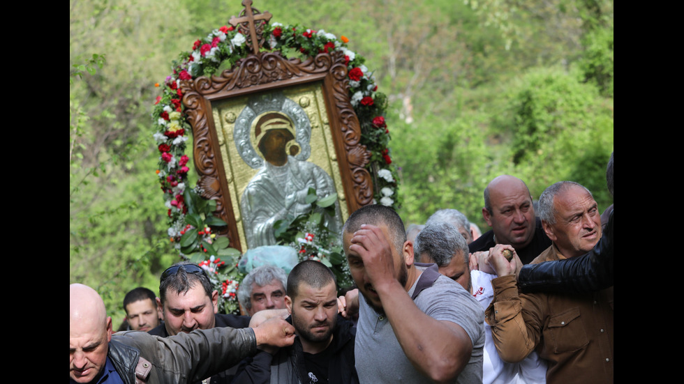 Хиляди вярващи се включиха в литийното шествие в Бачковския манастир