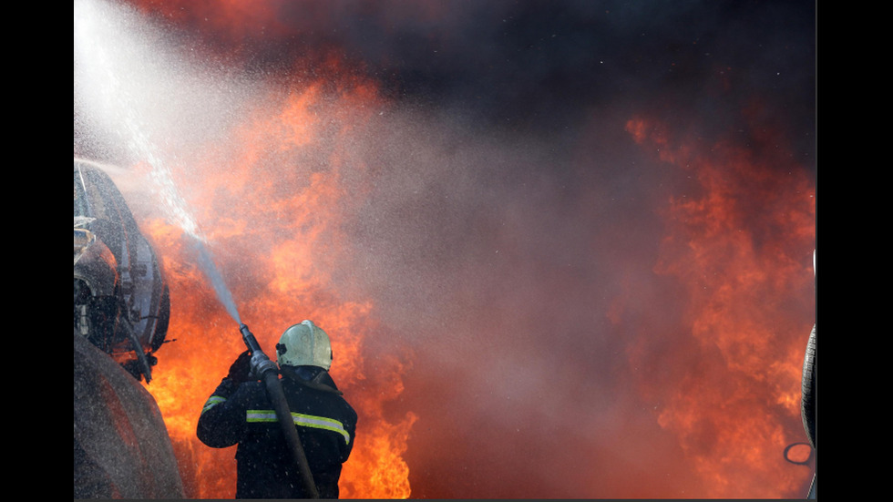 Пожар в автоморга в Хасково, горяха десетки автомобили