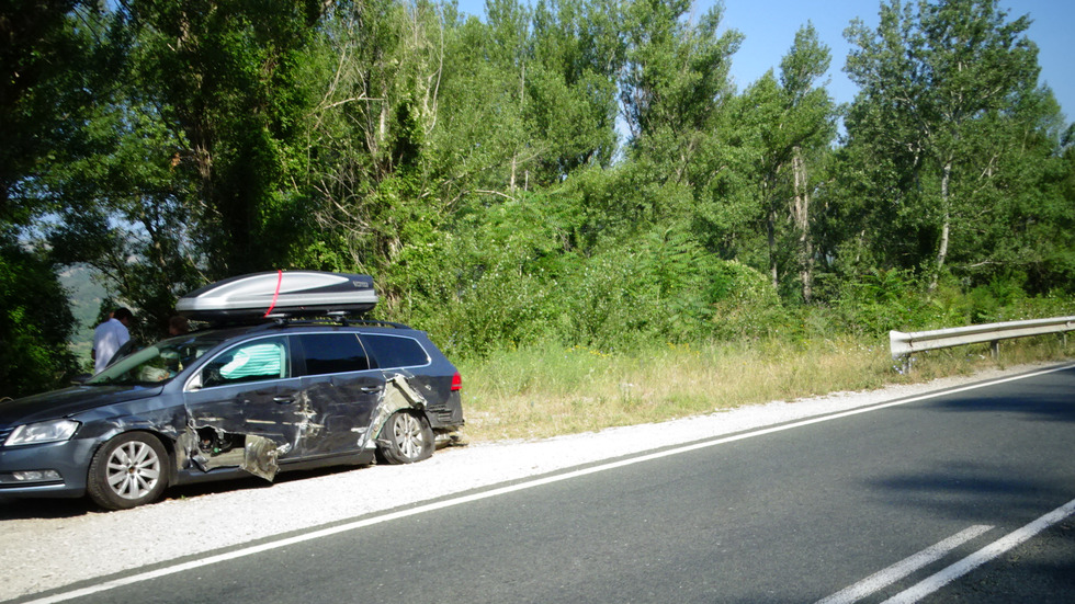 ТИР удари кола с румънци край Симитли и избяга
