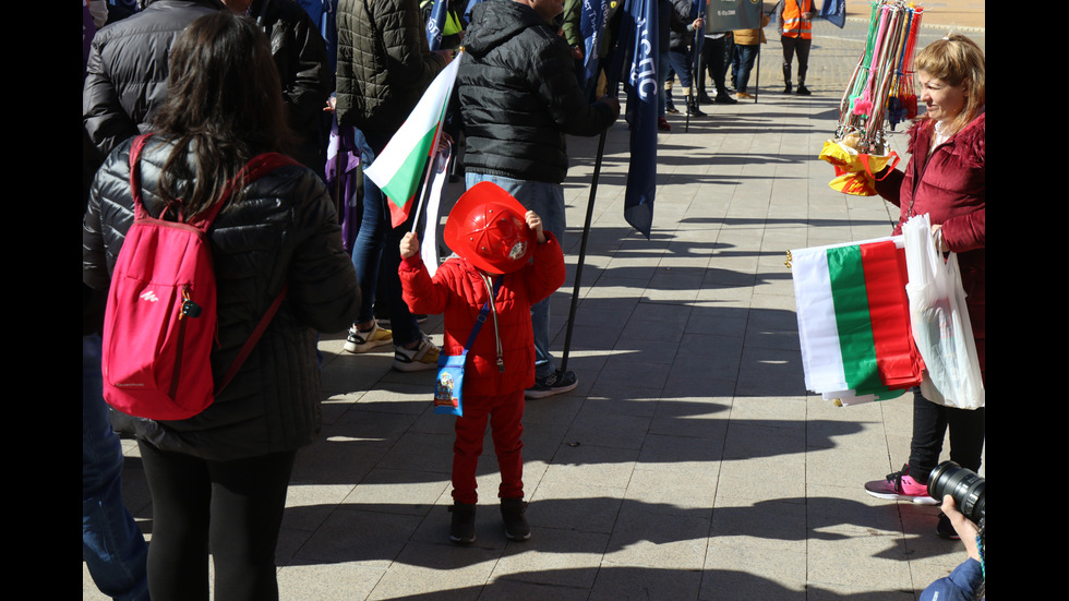 Пожарникари и полицаи от цялата страна излизат на протест в София