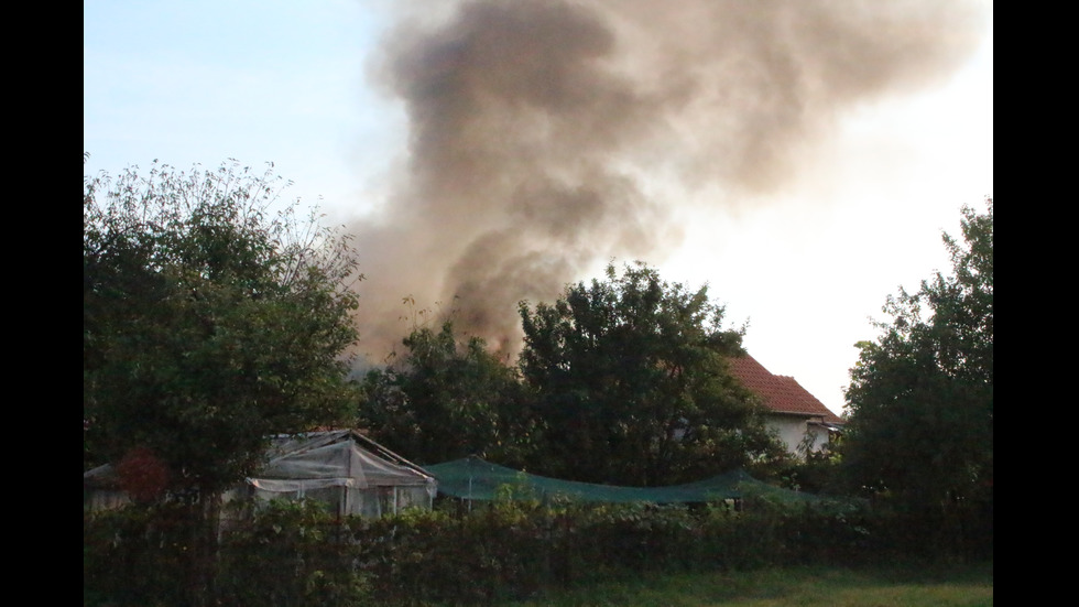 Гърмежи и пожар в къща в Казанлък