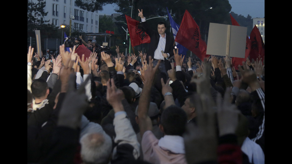 Полицай беше ранен на митинга на опозицията в Тирана