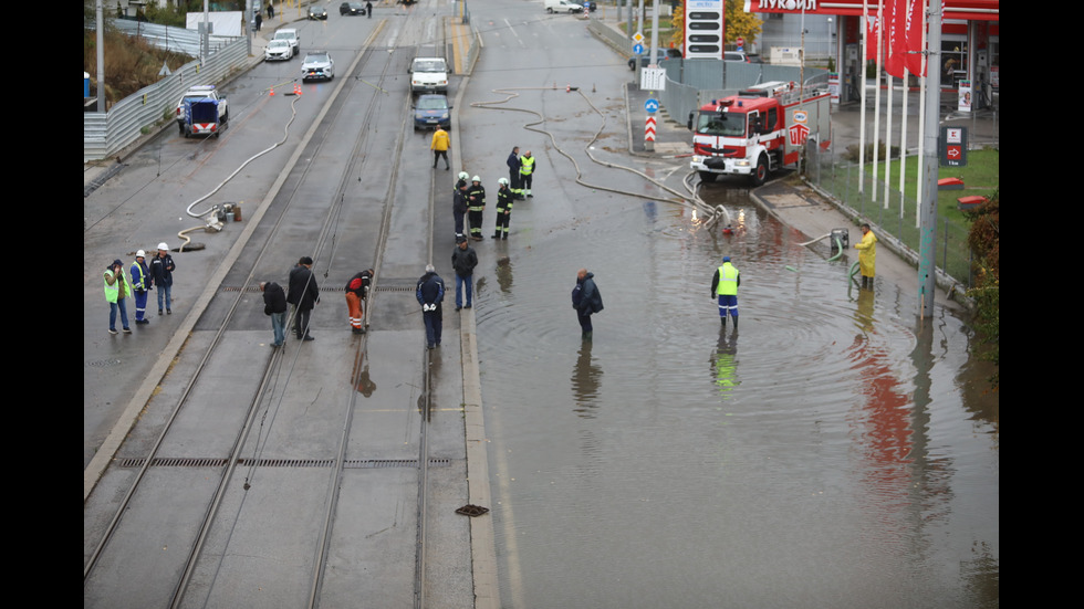 Наводнено кръстовище спря движението на няколко трамвайни линии в София