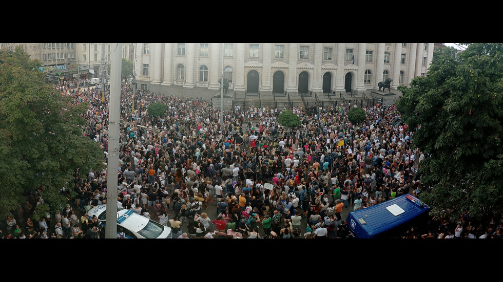 Протести в десетки градове заради жестоко малтретираното 18-годишно момиче