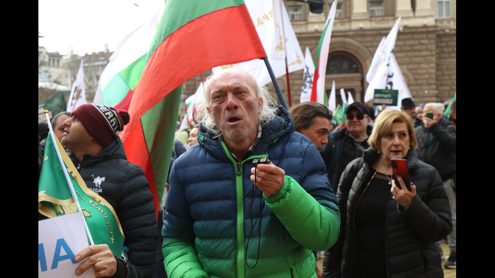 Протест срещу антиCOVID мерките в центъра на София, премиерът отиде при демонстрантите