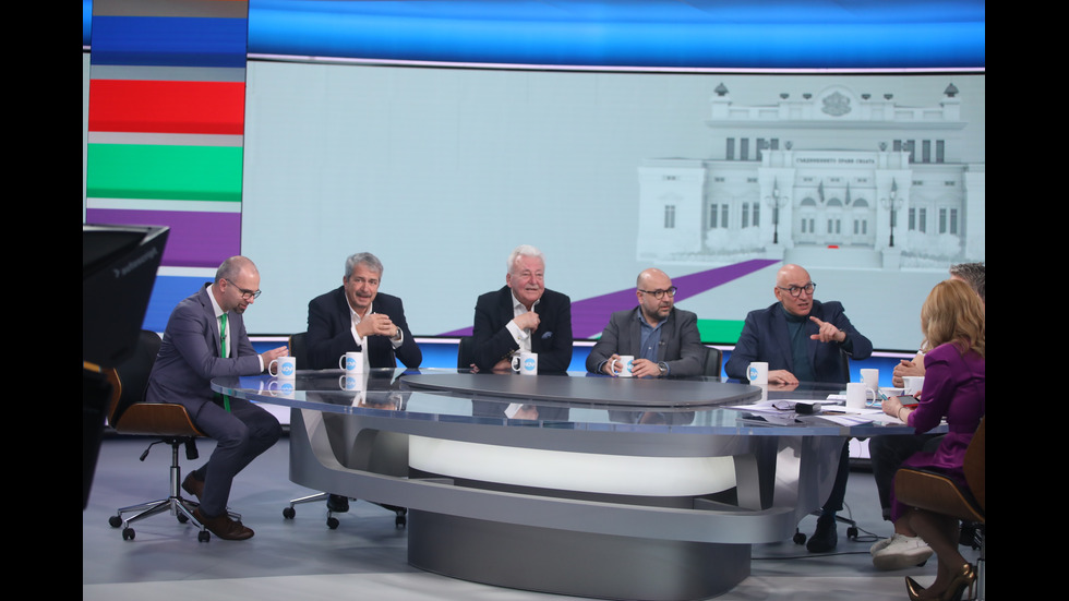 ЗАД КАДЪР: Изборният ден по NOVA В СНИМКИ