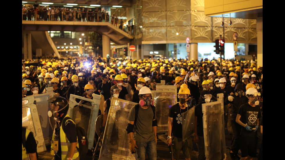 Сълзотворен газ и гумени куршуми срещу демонстранти в Хонконг
